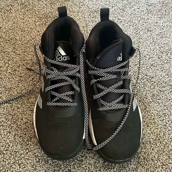 Adidas basketball shoe - Picture 2 of 6